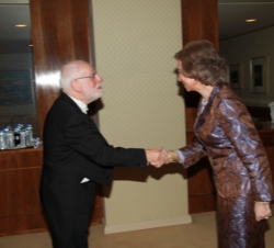 Doña Sofía recibe el saludo del director del concierto, Ton Koopman