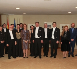 Su Majestad la Reina junto al director y solistas del concierto