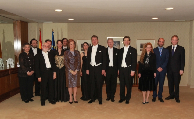 Su Majestad la Reina junto al director y solistas del concierto