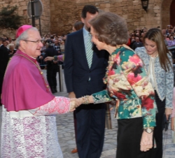 La Reina recibe el saludo del obispo de Mallorca, Javier Salinas
