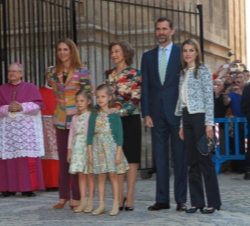 La Reina, los Príncipes y sus hijas y la Infanta Doña Elena, en la entrada de la seo palmesana