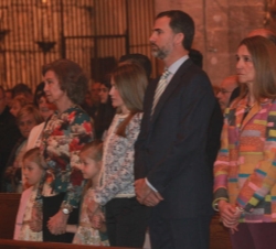La Reina, los Príncipes y sus hijas y la Infanta Doña Elena, durante el oficio religioso