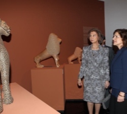 Doña Sofía acompañada por la alcaldesa de Madrid, Ana Botella, observan una figura de la exposición