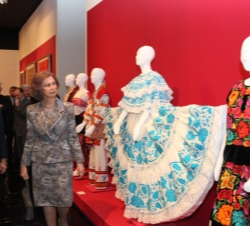 Doña Sofía acompañada por la alcaldesa de Madrid, Ana Botella, durante su visita por la exposición