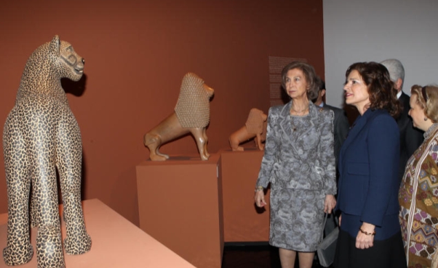 Doña Sofía acompañada por la alcaldesa de Madrid, Ana Botella, observan una figura de la exposición