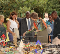Doña Sofía se interesa por algunas de los artículos durante su visita a la Feria de Artesanía, Flores y Gastromía de Maputo