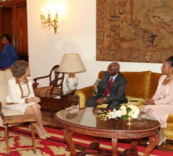 Su Majestad la Reina conversa con el Presidente de la República de Mozambique, Armando Guebuza, y su esposa, antes del almuerzo