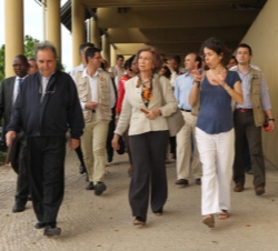 Doña Sofía a su llegada al Instituto Superior Dom Bosco