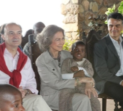 Su Majestad la Reina durante su visita a las instalaciones del orfanato "Casa do Gaiato", en el distrito de Namaacha