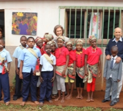 La Reina con un grupo de niños del orfanato "Casa do Gaiato"