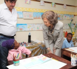 Doña Sofía durante su visita a las aulas del orfanato "Casa do Gaiato"
