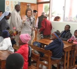 la Reina durante su visita a un aula de la Escuela María Auxiliadora de Namaacha