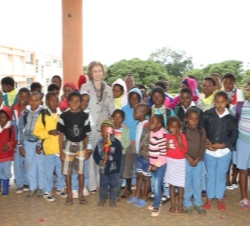 Doña Sofía con un grupo de niños de la Escuela María Auxiliadora de Namaacha