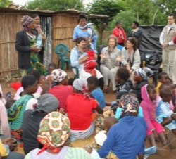 Doña Sofía en un momento de su visita a una aldea en el distrito de Namaacha
