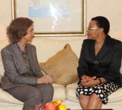 La Reina conversa con Graça Machel, esposa de Nelson Mandela