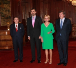 Don Felipe acompañado por Iñigo Méndez de Vigo, Liz Mohn y Alfredo Sáenz
