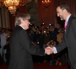 El Príncipe de Asturias recibe el saludo del embajador de la República Federal de Alemania en España, Reinhard Silberberg