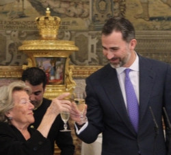 Don Felipe brinda con la esposa de José Manuel Caballero Bonald, Josefa Ramis