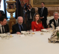 La Princesa de Asturias, junto a José Manuel Caballero Bonald, Mario Vargas Llosa y el presidente de la Comunidad de Madrid, Ignacio González