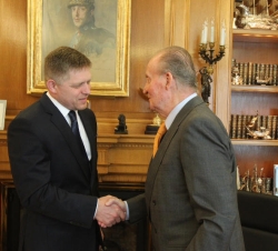 Don Juan Carlos recibe el saludo del primer ministro de la República Eslovaca, Robert Fico