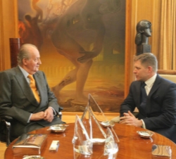 Su Majestad el Rey conversa con el primer ministro de la República Eslovaca, Robert Fico
