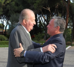 Don Juan Carlos recibe el saludo del Rey Abdullah II de Jordania a su llegada al Palacio de La Zarzuela 
