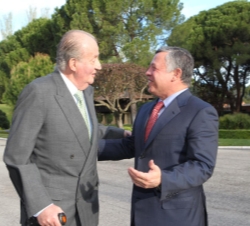 Don Juan Carlos conversa con el Rey Abdullah II de Jordania