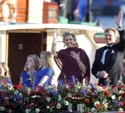 Sus Majestades los Reyes de los Países Bajos junto a sus tres hijas, recorren en barco los canales de la ciudad