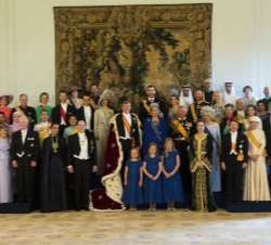 Fotografía de grupo junto a Sus Majestades los Reyes de los Países Bajos en el Salón del Consejo de Guerra del Palacio Real de Ámsterdam