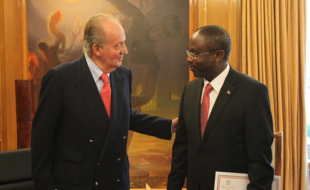Don Juan Carlos conversa con el ministro de Asuntos Exteriores y Cooperación de la República de Guinea Ecuatorial, Agapito Mba Mokuy