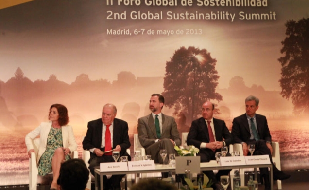 Don Felipe acompañado por el secretario general Iberoamericano, Enrique Iglesias, el ministro de Economía y Competitividad, Luis de Guindos, la alcald