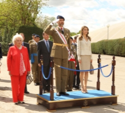 Los Príncipes, junto a la Infanta Doña Pilar, durante los honores de ordenanza