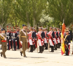 El Príncipe de Asturias pasa revista a la formación de la Guardia Real