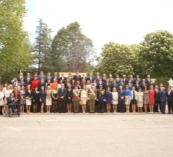 Fotografía de grupo de los Príncipes de Asturias con el primer grupo de ciudadanos que juraron bandera
