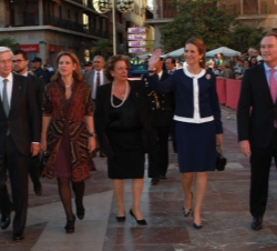 Doña Elena, con el presidente de la Generalitat Valenciana, la delegada del Gobierno en la Comunidad Valenciana, la alcaldesa de Valencia y el tenient