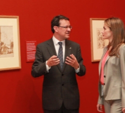 La Princesa de Asturias atiende a las explicaciones del comisario de la muestra, José Manuel Matilla