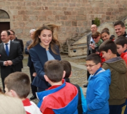 La Princesa saluda a unos jóvenes a su llegada al Monasterio de Yuso
