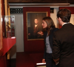 Doña Letizia observa una de las piezas de la exposición