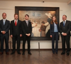 La Princesa de Asturias, con las autoridades y representantes de los patrocinadores, durante la visita a la exposición dedicada al pintor Enrique Pate