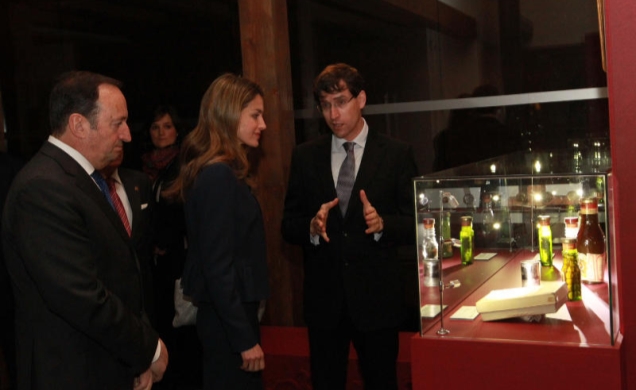 La Princesa de Asturias, junto con el presidente de la Rioja, durante su recorrido por la muestra