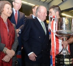 Don Juan Carlos entrega la copa de campeón al capitán del Atlético de Madrid, Gabriel Fernández “Gabi”