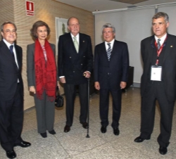 Sus Majestades los Reyes con el presidente de la Federación Española de Fútbol, Angel María Villar, y los presidentes del Real Madrid y Atlético de Ma