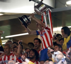 El Capitán del Atlético de Madrid levanta la Copa de Rey junto al resto del equipo