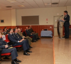 Don Felipe en el Salón de Actos durante la intervención del jefe de Estado Mayor del Ejército del Aire