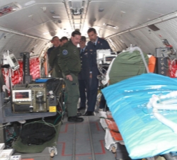 Su Alteza Real el Príncipe de Asturias recibe explicaciones sobre el avión CASA C-295 medicalizado del Ala 35