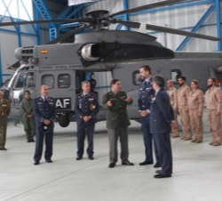 El Príncipe de Asturias recibe explicaciones sobre el helicóptero Superpuma medicalizado del Ala 48