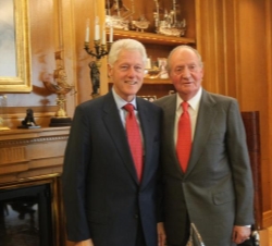 Su Majestad el Rey junto al Expresidente de los Estados Unidos de América, Bill Clinton