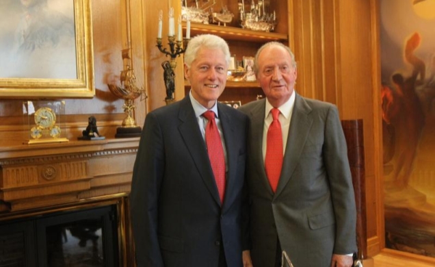 Su Majestad el Rey junto al Expresidente de los Estados Unidos de América, Bill Clinton