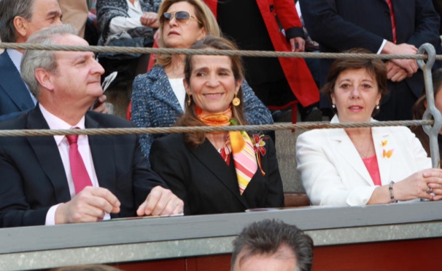 Doña Elena, acompañada por el secretario de Estado de Justicia, Fernando Román, y la presidenta de la Asociación de la Prensa de Madrid, Carmen del Ri