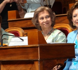 Doña Sofía durante la conferencia junto a la esposa del Presidente de Portugal, Maria Cavaco Silva y la presidenta del Instituto de Apoyo a la Infanci